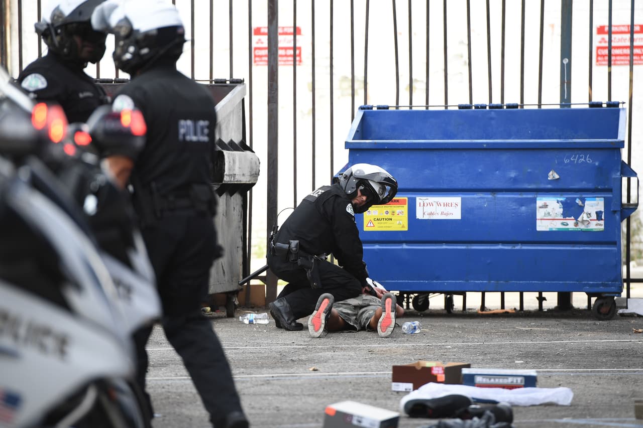 La policía detuvo a un presunto saqueador el 1 de junio de 2020 en el área de Van Nuys de Los Ángeles, California. 
<a href="https://www.univision.com/noticias/estados-unidos/se-llevaron-toda-la-mercancia-duenos-de-negocios-golpeados-por-la-cuarentena-y-ahora-por-los-saqueos">Dueños de negocios se han quejado</a> por el serio impacto que ha creado primero la pandemia del coronavirus y ahora los saqueos.