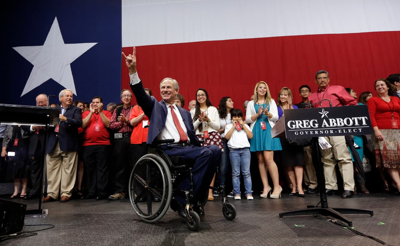 <b>Greg Abbott</b>, en contraste con Bush (quien le antecedió en la oficina del gobernador de Texas), ha defendido los reclamos del presidente pese a que estos no tengan fundamento. A lo largo de su trayectoria política ha sido uno de los más férreos defensores de las restricciones al voto por correo. Texas es uno de los 11 estados que no permite esta opción.