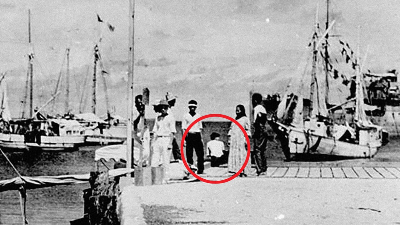 Esta foto borrosa hallada en los Archivos Nacionales de Estados Unidos reavivó el misterio de la desaparición de la legendaria aviadora estadounidense Amelia Earhart. Según 
<a href="http://www.history.com/specials/amelia-earhart-the-lost-evidence">una investigación del canal History Channel</a> 
<b>una de las personas de esta imagen podría ser Earhart, y otra, el navegante que desapareció con ella, Fred Noonan.</b> La foto fue hecha pública por la cadena NBC como adelanto del documental que se transmitirá esta semana. 
<br>
