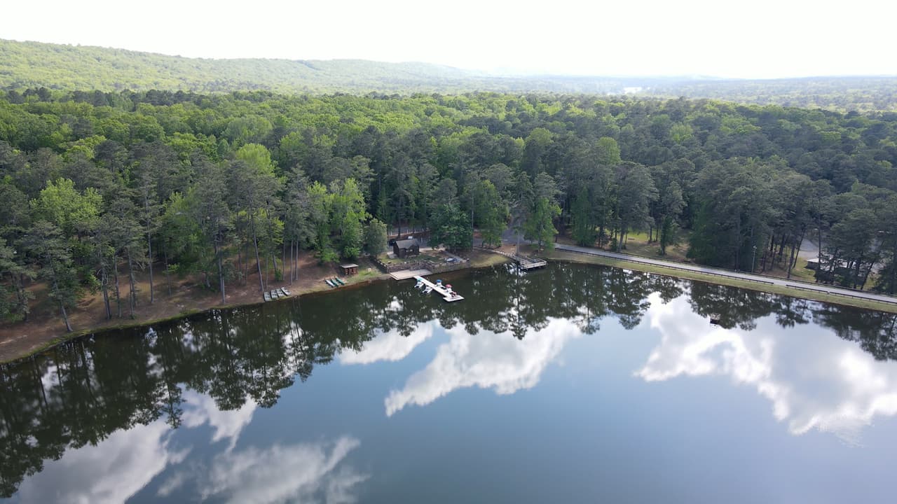 <b>F.D. Roosevelt State Park (Pine Mountain)</b>
<br>
<b>Sitio web</b>: 
<a href="https://gastateparks.org/FDRoosevelt">https://gastateparks.org/FDRoosevelt</a> 
<br>
<a href="https://maps.app.goo.gl/q2iM3pKGQkCumm4k6"><b>Cómo llegar</b></a>
<b> </b>
<br>
<br>El F.D. Roosevelt State Park, ubicado en Pine Mountain -a unas 86 millas en auto al suroeste de Atlanta- es el parque estatal más grande de Georgia y cuenta con 9.049 acres.