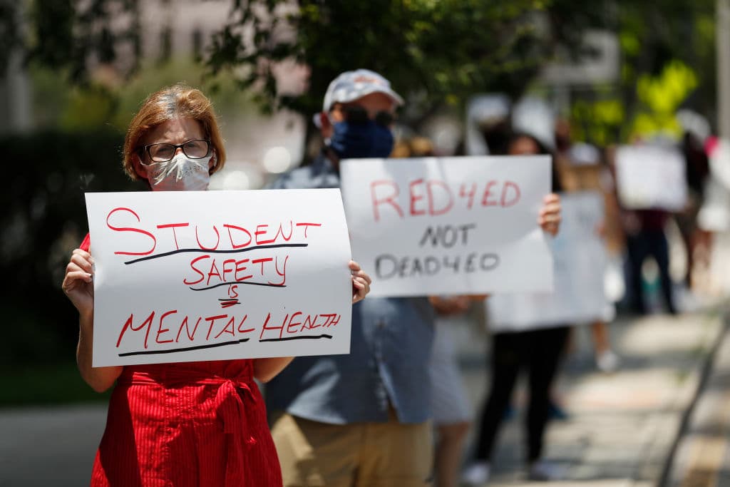 El nuevo calendario escolar comienza en diferentes días en todo el estado de Florida, pero la mayoría está programada para comenzar en aproximadamente un mes. En la imagen, la consejera escolar Laura Hottenstein muestra un cartel que dice: "La seguridad de los estudiantes es salud mental".
