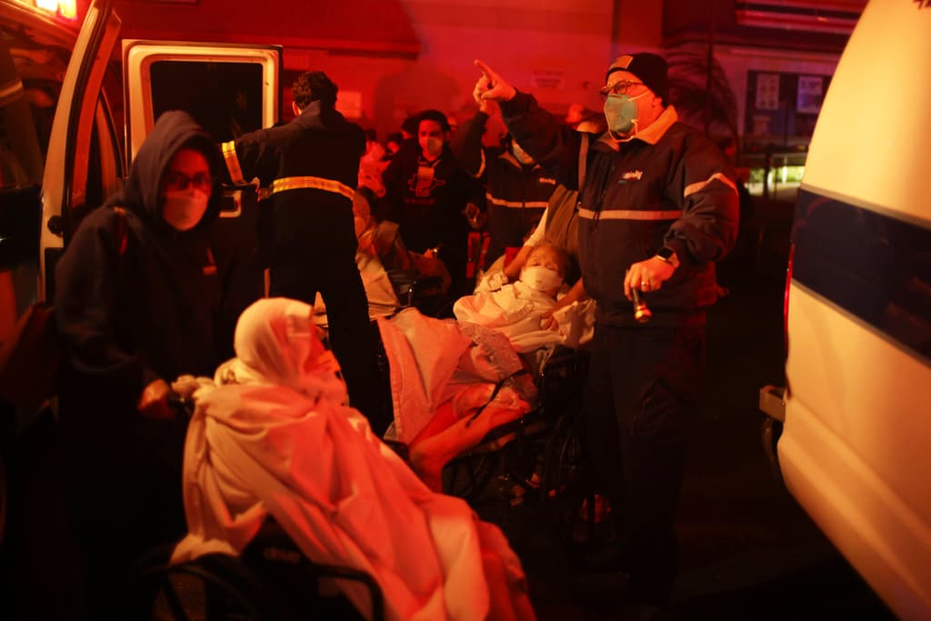 Un operativo multiagencial en Altadena, permitió que los ancianos recibieran auxilio, siendo enviados provisionalmente a lugares seguros, de acuerdo con sus condiciones de salud.