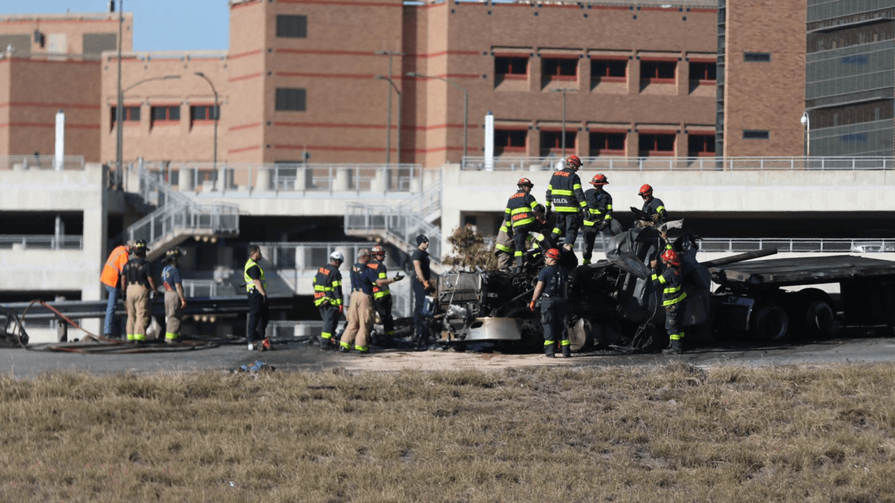 "No sabemos qué pasó con el tráiler; qué fue lo que causó el accidente", dijo Ricardo Guzmán, portavoz de la policía de San Antonio. Las autoridades sí pudieron sacar al conductor del vehículo.