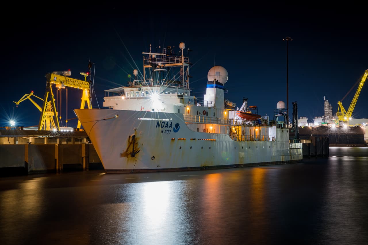La expedición se realizó con ayuda del Okeanos Explorer, un barco con capacidades únicas que permite el uso de vehículos operados por control remoto (ROV) para obtener video en tiempo real y realizar operaciones de mapeo desde áreas de aguas profundas.
