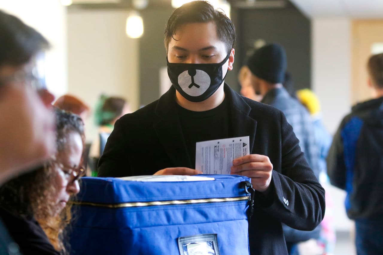 Algunos votantes como Matthew Guerrero, de 22 años, acudieron con una mascarilla a su casilla en el condado King, en el estado de Washington, donde se registraron las primeras muertes por el coronavirus en territorio estadounidense.