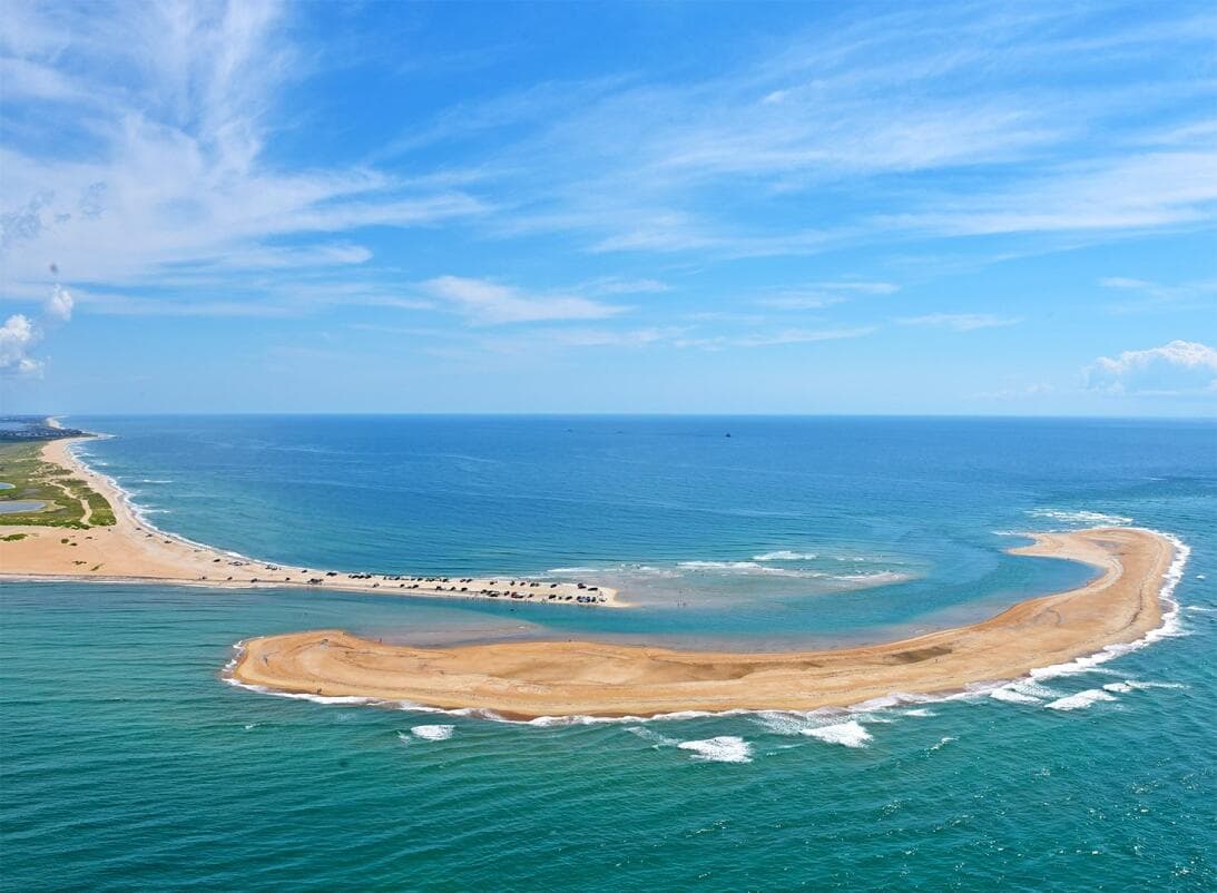 Pero no podemos hablar de 
<b><a href="https://www.univision.com/local/north-carolina-wuvc/las-mejores-playas-para-visitar-en-carolina-del-norte-en-el-verano-2023-fotos">playas</a></b> sin mencionar 
<b>Cape Hatteras National Seashore</b>. Esta playa tiene de todo: el sonido de las olas del mar, el cielo estrellado o la calma de las marismas. Formadas por las fuerzas del agua, el viento y las tormentas, estas islas están en constante cambio. Las plantas, la vida silvestre y las personas que viven aquí se adaptan continuamente. Ya sea que estés disfrutando de la playa, navegando en kayak o escalando el faro de Cape Hatteras, hay algo para que todos exploren.