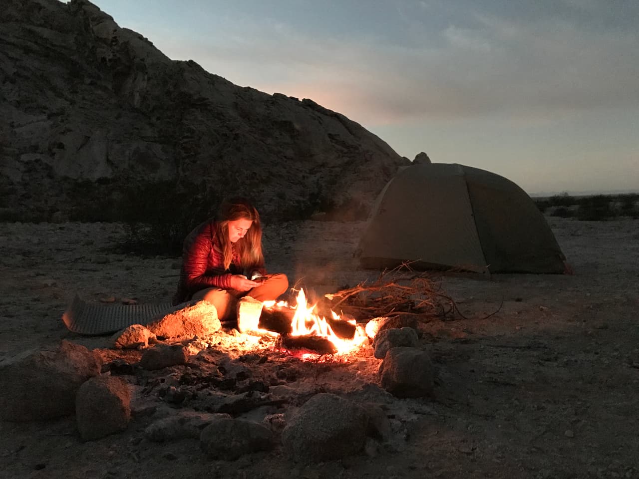 Todas las noches buscaban un lugar alejado del muro o de la frontera propiamente dicha para evitar cualquier riesgo y armaban sus tiendas de campaña.