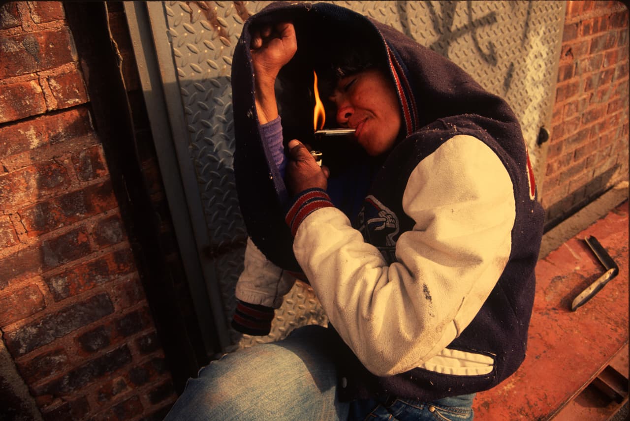 <b>La epidemia de crack</b>. El crack es una sustancia altamente adictiva que se produce mediante la conversión de la cocaína en polvo en una forma fumable que puede venderse en porciones pequeñas y 
<a href="https://www.pbs.org/wgbh/pages/frontline/shows/drugs/buyers/socialhistory.html"><u>distribuirse a más personas</u></a>. 
<br>
<br>Apareció por primera vez alrededor de 1985, en ciudades grandes como Los Ángeles, Miami y Nueva York, donde la cocaína en polvo era casi de uso exclusivo de las personas adineradas. 
<a href="https://www.dea.gov/sites/default/files/2018-07/1985-1990%20p%2058-67.pdf"><u>Sus precios accesibles extendieron su consumo en la clase trabajadora y en los vecindarios más pobres</u></a>.