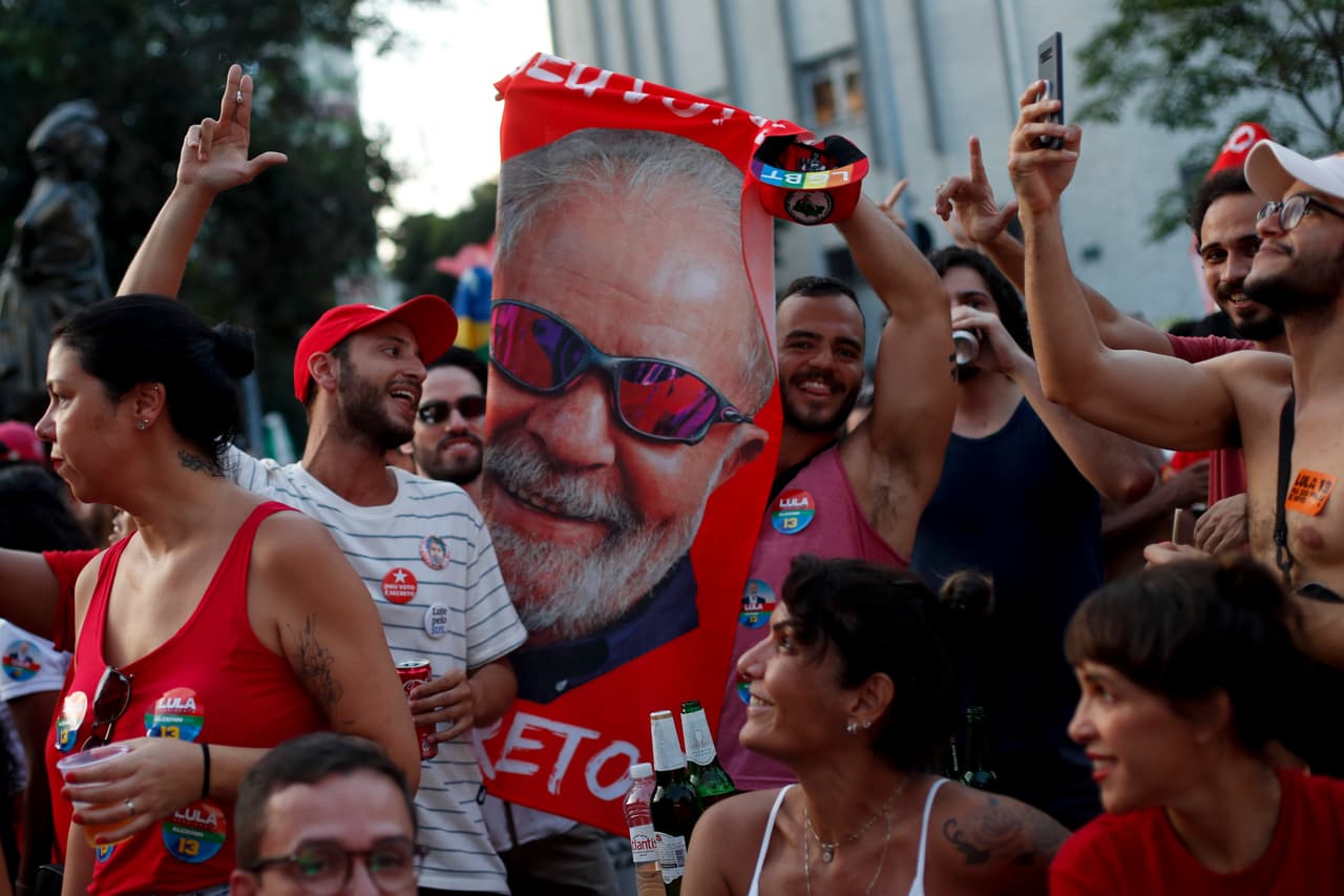 Las elecciones decidieron que la cuarta democracia más grande del mundo fuera gobernada por un izquierdista. En la imagen, simpatizantes de Lula durante la jornada.