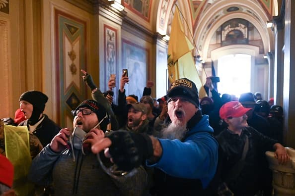 El sospechoso de 37 años, Matthew Carl Mazzocco, fue visto dentro de los pasillos del Capitolio de los Estados Unidos. 
<b>Ahora enfrenta a dos cargos federales.</b>