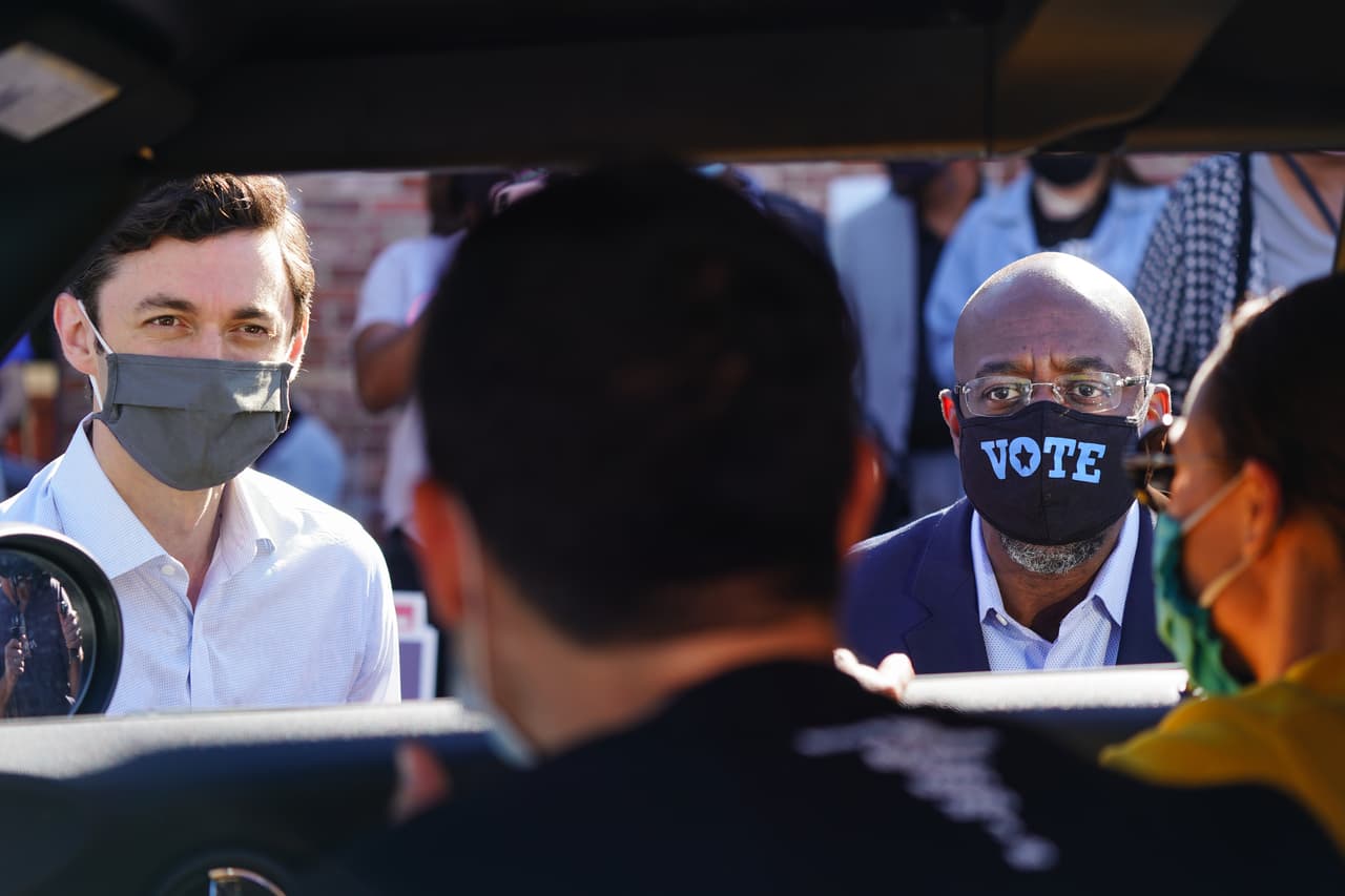 Los candidatos demócratas al 
<b>Senado</b> de Estados Unidos,
<b> Jon Ossoff </b>y el reverendo 
<b>Raphael Warnock</b>, hablan con simpatizantes en un automóvil en un evento de campaña en Lithonia, 
<b>Georgia</b>. Los dos esperan derrocar a los senadores titulares David Perdue y Kelly Loeffler.