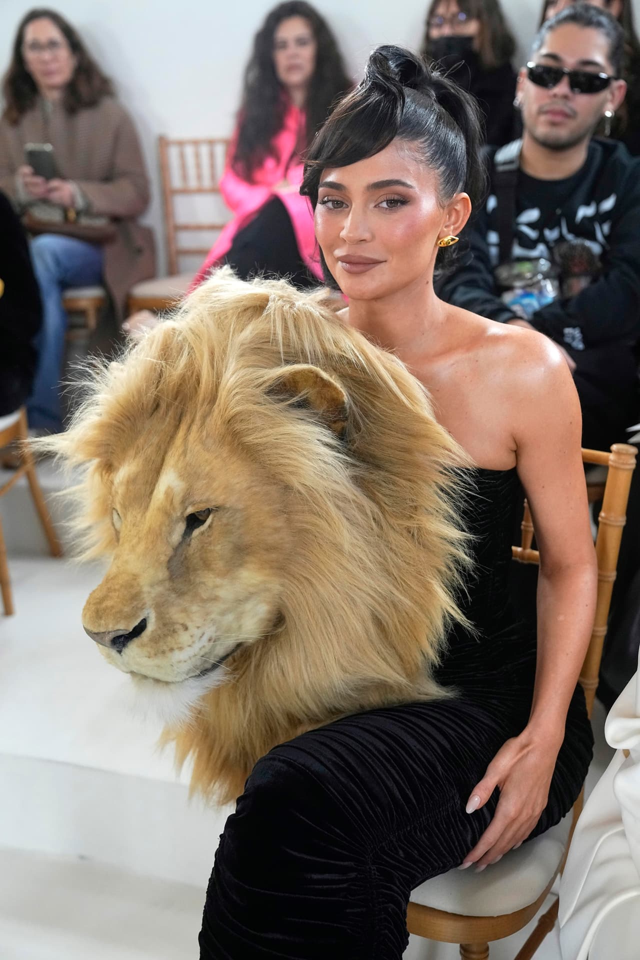 Sin duda, lo que llamó la atención es que fue adornado con la cabeza de un león de tamaño natural.
<br>