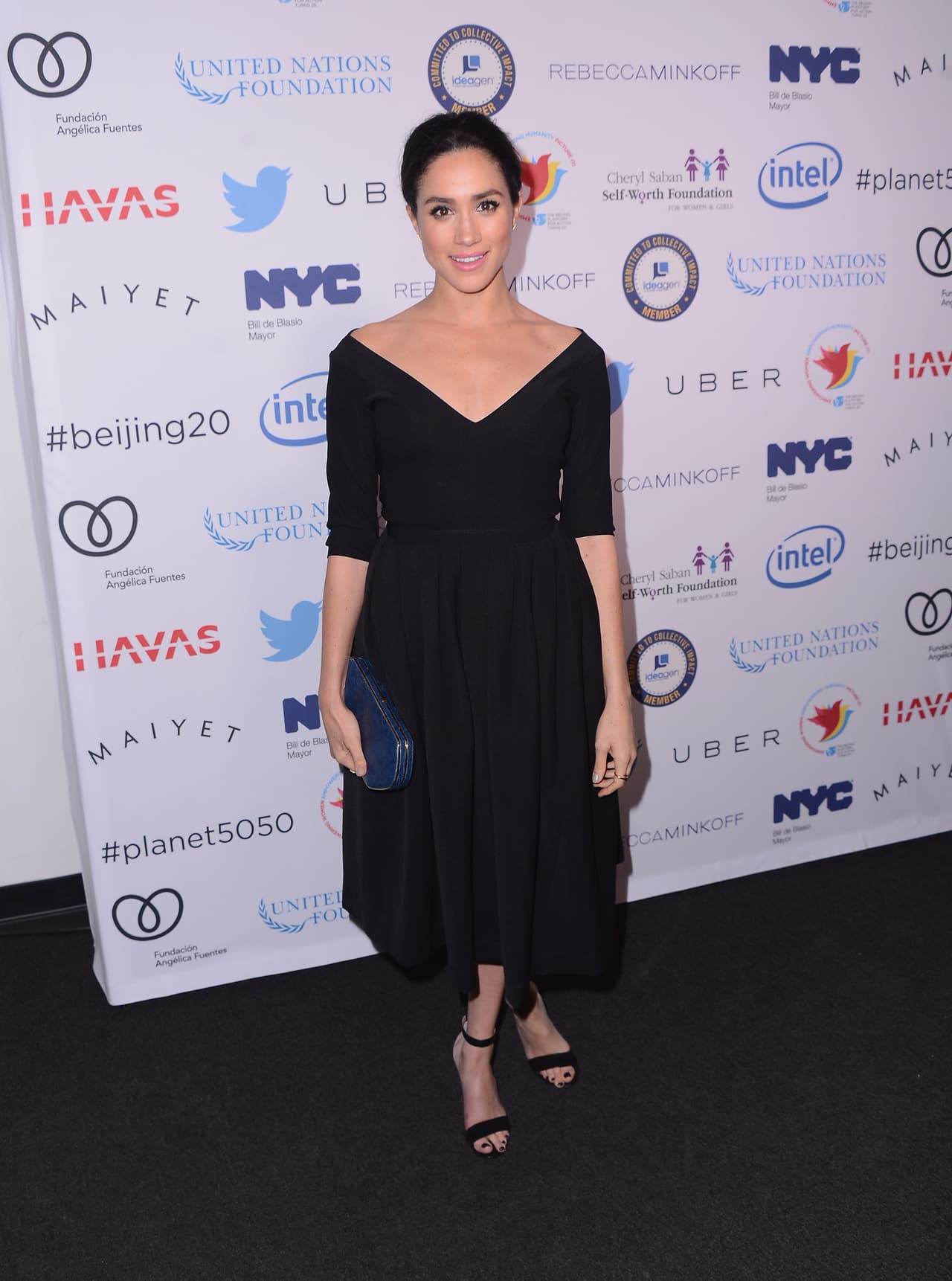 <b>Marzo, 2015</b>
<br>Para el 20 aniversario del foro World Conference OnWomen in Beijin, la actiz se presentó con un vestido negro con el elegante escote Sabrina que se ajusta a los hombros y muestra discretamente las clavículas.