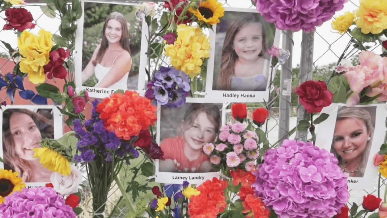 Con flores y fotografías: así rinden homenaje a las víctimas de las inundaciones en Texas