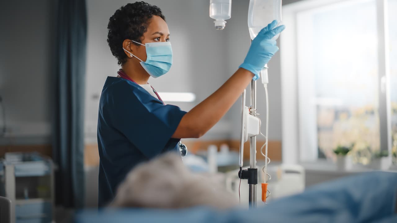 <b>Puesto 12. Enfermera registrada</b>
<br>
<br>Industria: cuidado de la salud
<br>
<br>Salario anual promedio: 75,330 dólares
<br>
<br>Tasa de desempleo: 2.4%
<br>
<br>Proyección del crecimiento para 2030: 9% (276,800 nuevos trabajos)
<br>
<br>Pueden optar por concentrarse en una especialidad, como enfermería neonatal o de rehabilitación. Para ejercer este empleo se exige una licenciatura, un título de asociado en enfermería o un diploma de una escuela de enfermería aprobada. También deben tener una licencia.