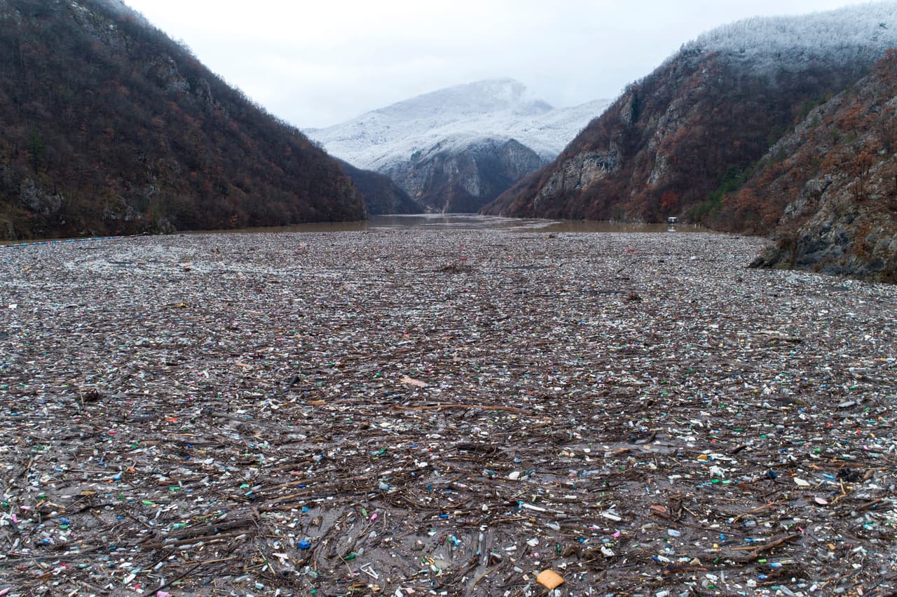 La poca regulación contribuye a que esta semana la barrera instalada por una compañía hidroeléctrica cerca de Visegrado terminara siendo nuevamente una especie de basurero de la región, de acuerdo con activistas, reportó la AP.