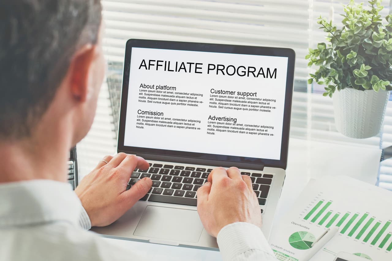 <h3 class="cms-H3-H3">6. Afiliarse a una plataforma de <i>marketing</i> </h3>
<br>
<br>¿Qué significa el 
<i>marketing</i> de afiliados? Es compartir productos en línea y ganar una comisión al unirse a programas como Amazon Associates, ClickBank o ShareASale. Ganará una comisión al promocionar ciertos productos en su página o redes sociales. Affise, una plataforma que se dedica a analizar este tipo de negocio, calcula que un afiliado de nivel bajo puede ganar unos $300 al día. Los más experimentados pueden hacerse hasta con $3,000 diarios.
<br>