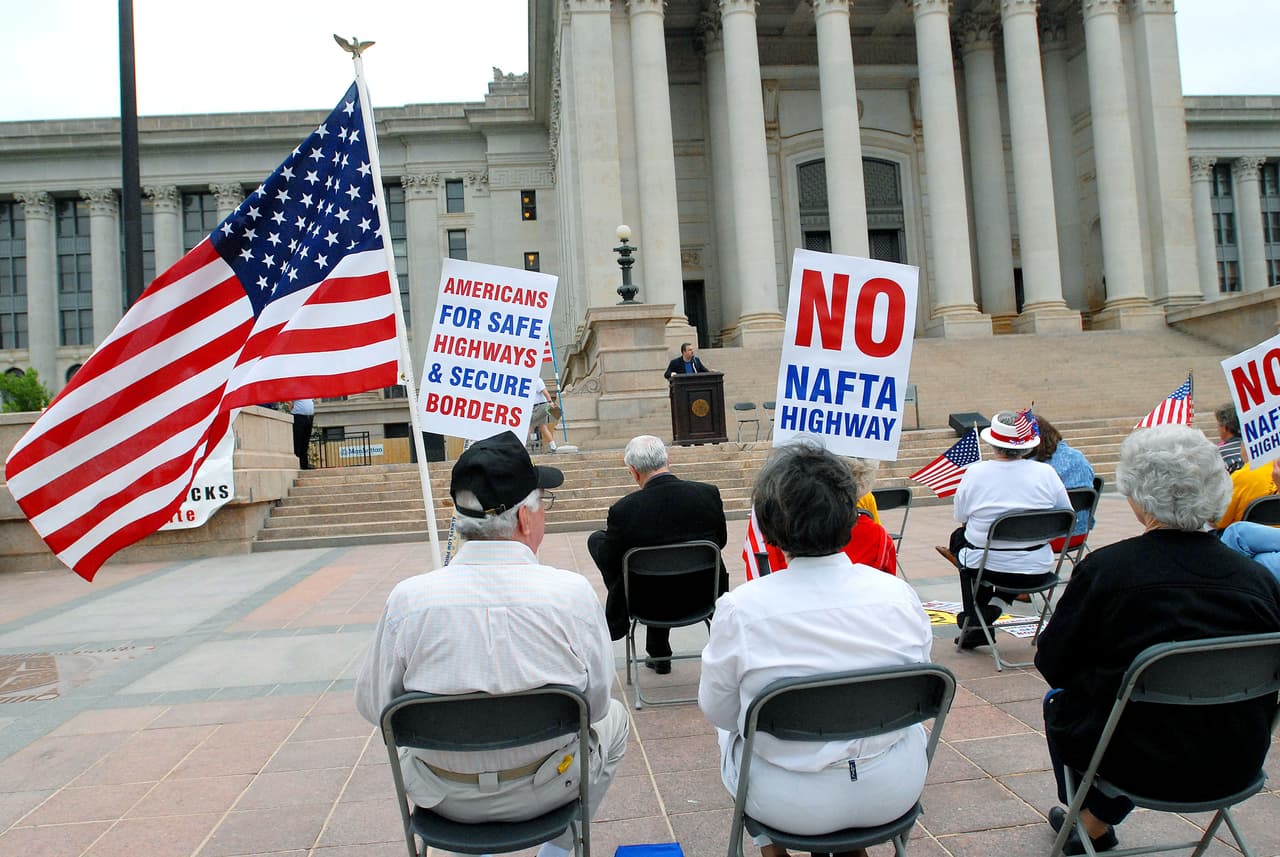 <b>No a los camiones mexicanos. </b>En abril de 2007, un grupo de camioneros se manifestó frente al capitolio del estado de Oklahoma contra la decisión del gobierno de permitir que camiones de origen mexicano viajaran más allá del límite de 25 millas de la frontera.