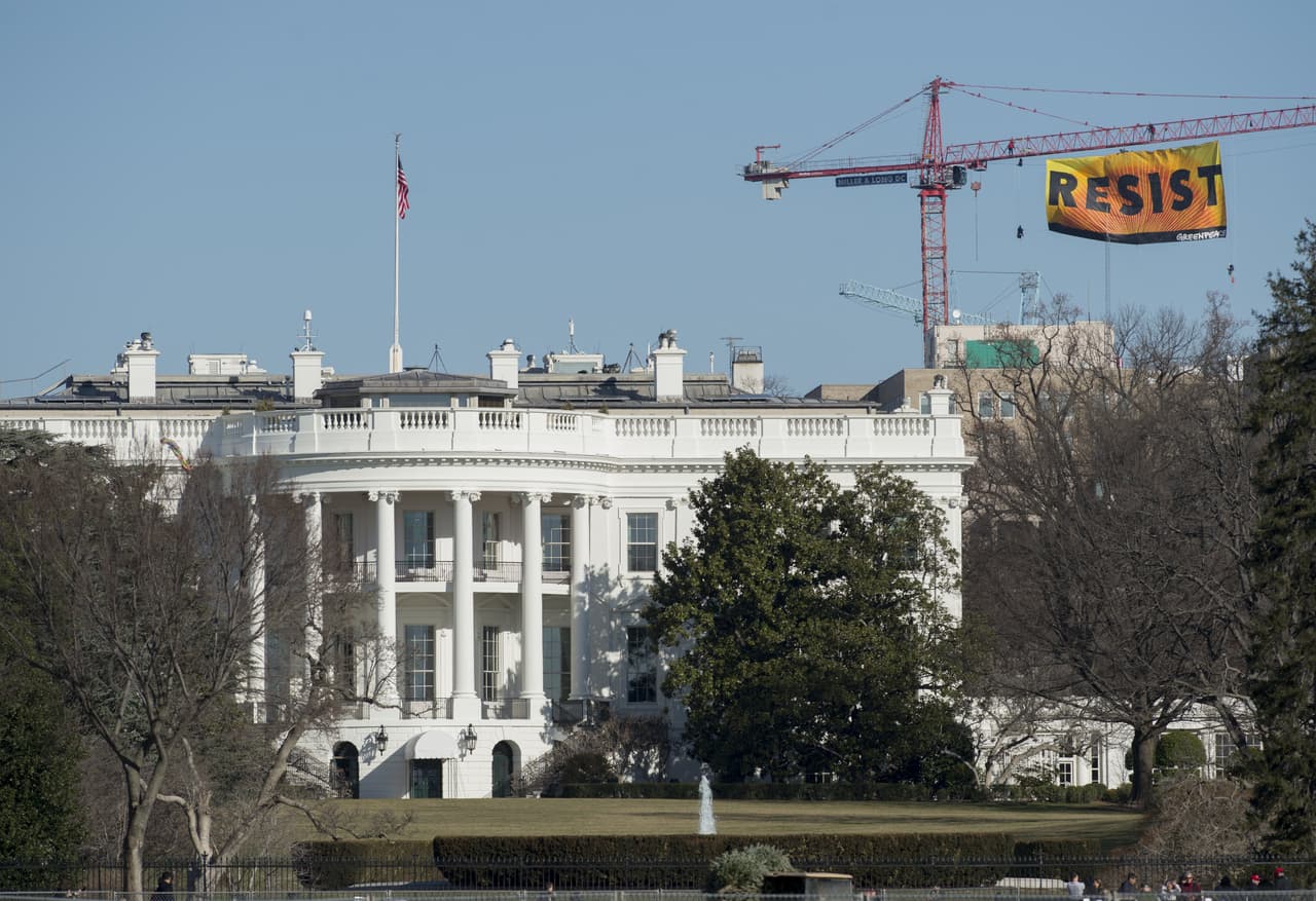 '
<b>Resiste' sobre la Casa Blanca (25 de enero). </b>Una inmensa pancarta con 
<b><a href="https://www.univision.com/noticias/politica/resiste-la-bandera-colocada-por-greenpeace-junto-a-la-casa-blanca-fotos-fotos">la palabra “resiste” fue colocada en una grúa</a></b>, justo detrás de la fachada norte del palacio presidencial de EEUU en Washington, desde donde el público puede ver la mansión desde fuera. La organización Greenpeace fue la autora de esta peculiar protesta.