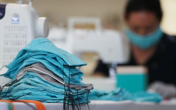 Porque hasta el uso de un tapabocas requiere ciertos cuidados e higiene, ya que debes tener en cuenta cuanto dura el coronavirus en las superficies y las fibras de un tapaboca de tela, no desechable debe ser desinfectado cada vez que te expongas fuera de casa. Así que no corras riesgos.