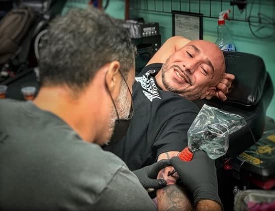 'Cartel crew' es un reality show sobre la vida cotidiana de personas que, por sus familiares, tuvieron en el pasado conexiones con los cárteles de la droga. Se muestra cómo intentan llevar con "normalidad" su vida mientras manejan los efectos que ese mundo ha tenido en ellos. El show se encuentra en su segunda temporada.