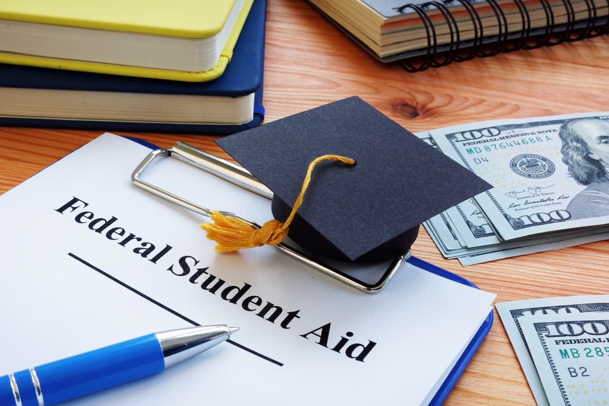 <h3 class="cms-H3-H3">9.- Condonación de los préstamos Perkins</h3>
<br>
<br>Casi 2 millones de estadounidenses tienen alrededor de $6,000 millones en deuda educativa del ahora desaparecido Programa Federal de Préstamos Perkins. El programa finalizó en 2017 en medio de preocupaciones de que estaba mal estructurado, pero la deuda pendiente permanece.
<br>
<br>El Departamento de Educación perdonará una parte de los préstamos Perkins por cada año de servicio. 
<br>
<br>Los préstamos Perkins no son elegibles para el PSLF y el programa de Condonación de Préstamos para Maestros. Pero los maestros, enfermeras, bomberos, patólogos del habla y otros servidores públicos aún pueden cancelar esos préstamos.