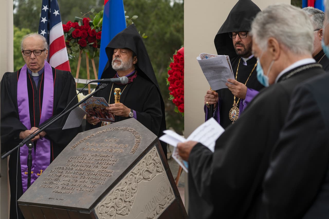 Los líderes religiosos cantan en una ceremonia en memoria de las víctimas del genocidio armenio en el Monumento al genocidio armenio de Montebello, California.