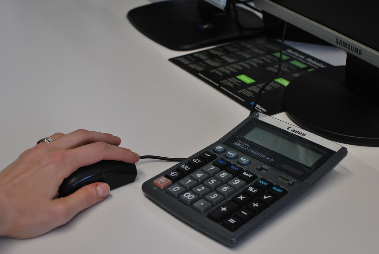"Para las personas que a lo mejor tengan alguna duda, hay una 
<a href="https://www.ftb.ca.gov/about-ftb/newsroom/middle-class-tax-refund/middle-class-tax-refund-estimator.html" target="_blank">calculadora</a> en la que pueden verificar si califican y cuánto les va a llegar. Pueden entrar al Ftb.CA.gov y también pueden llamarnos al 1-800-542-9332”, dijo la portavoz de la FTB.