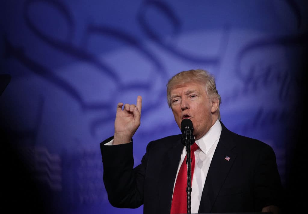 Maestros armados, el muro y el fin de Obamacare: Trump retoma su discurso agresivo ante su audiencia más fiel