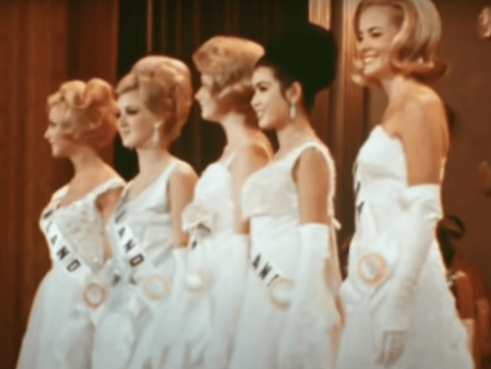 Apasra llegó a la final junto con las participantes de Estados Unidos, Suecia, Finlandia y Holanda. Destacaba por ser la única concursante de origen asiático y con cabello oscuro del grupo.