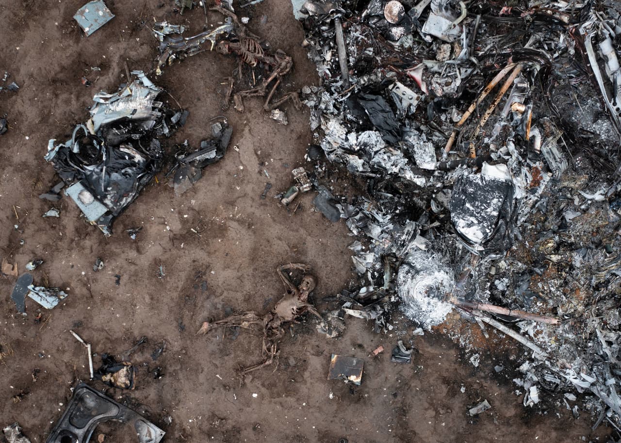 El 3 de julio, las fuerzas rusas dicen que controlan la región oriental de Lugansk después de apoderarse de las ciudades gemelas de Lysychansk y Severodonetsk.
<br>
<br>En la foto: Los restos de las víctimas y fragmentos de un helicóptero militar ruso cerca de Makariv, afueras de Kiev.
<br>
<br>