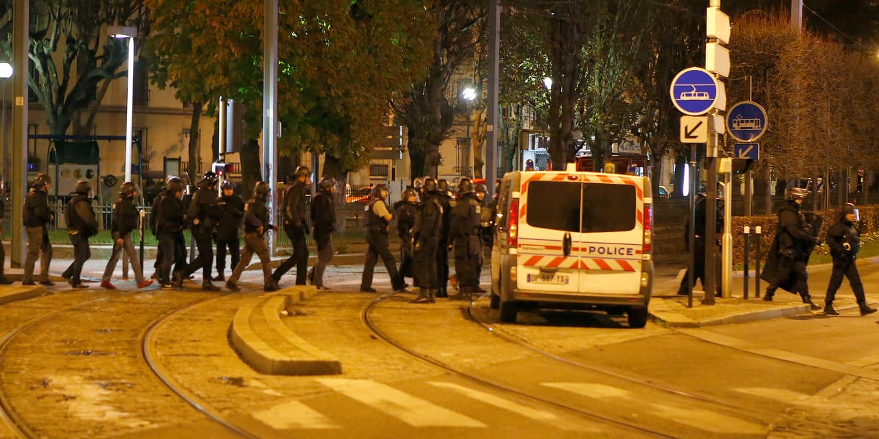 Un grupo de policías cruza una calle durante un operativo antiterrorista.