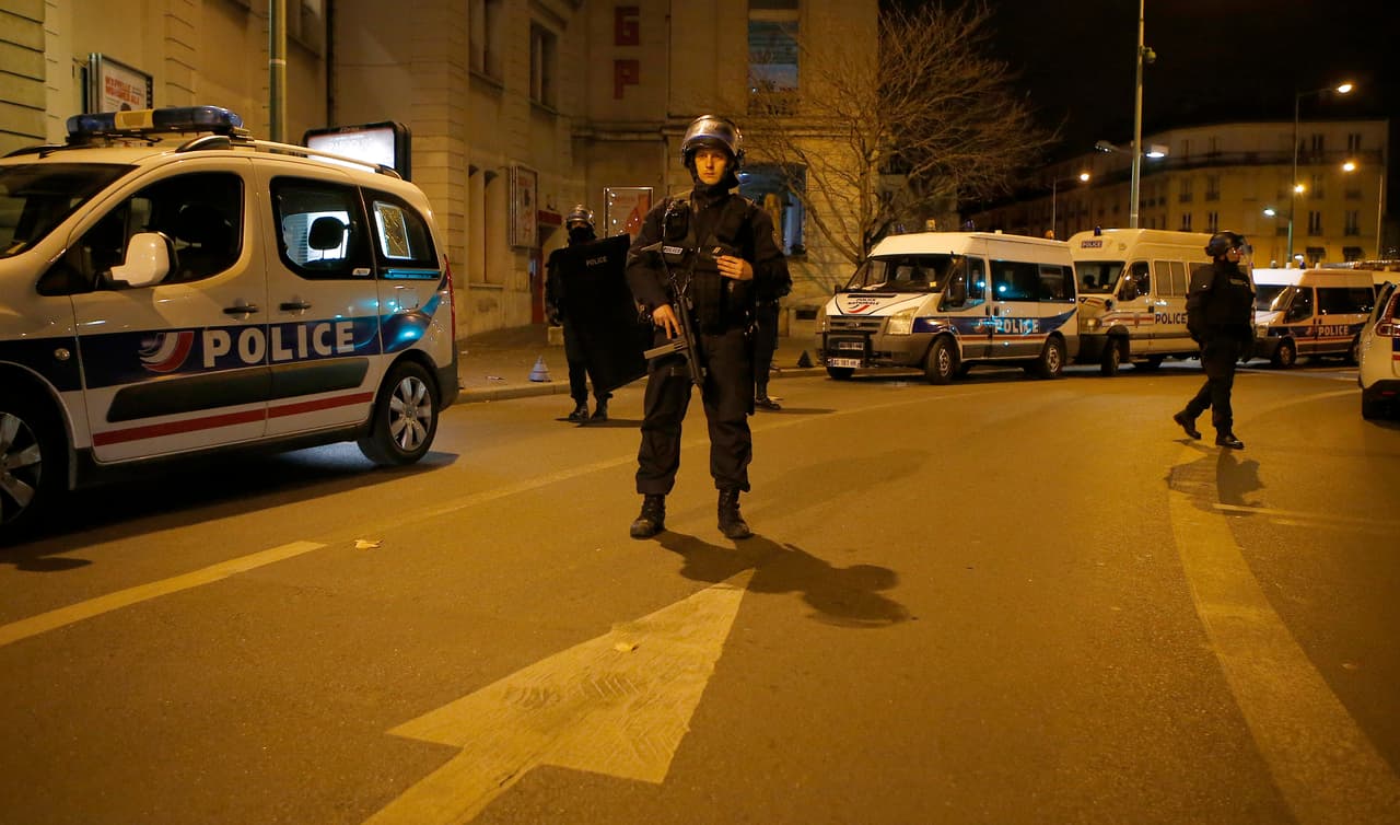 Las fuerzas policiales se preparan en París después de informes de un tiroteo en el suburbio norte de St. Denis.