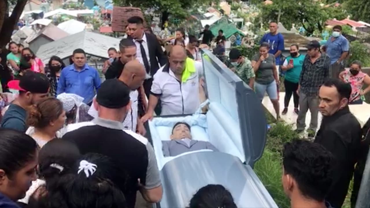 Sus padres acompañaron a Luis en este último viaje.