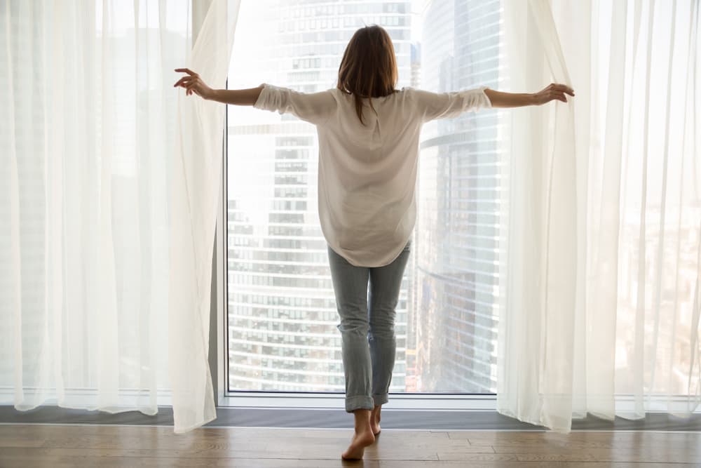 Abre las ventanas y deja fluir el aire. Respira y deja fluir las emociones. Toma esa vitamina D necesaria con el Sol. Siente el aire en la cara, presta atención a todos los sonidos.