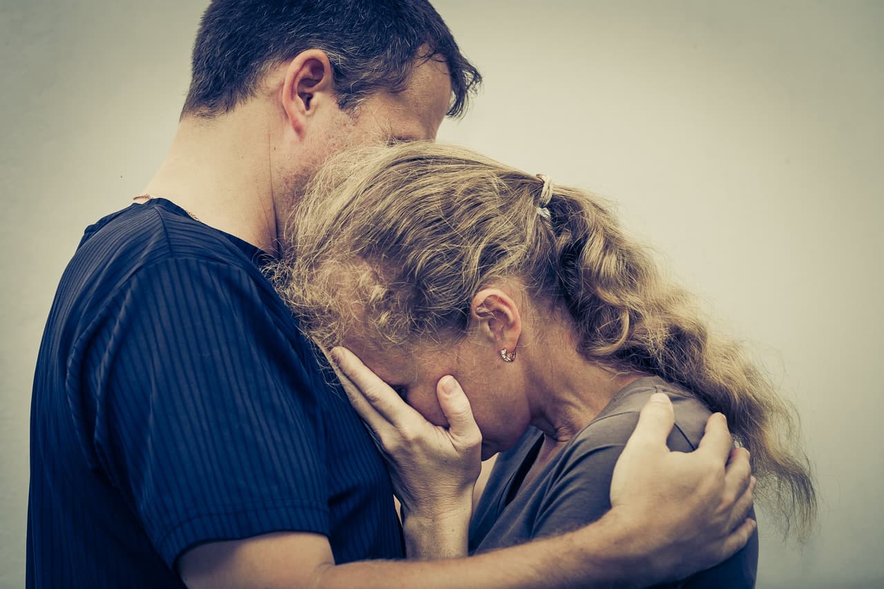 <b>CÁNCER</b>
<br>Son sumamente sensibles y emocionales, así que no les importa llorar como Magdalenas en donde sea y frente a quien sea. No les da pena ni se cohiben ni aunque estén en un lugar público, lleno de gente.