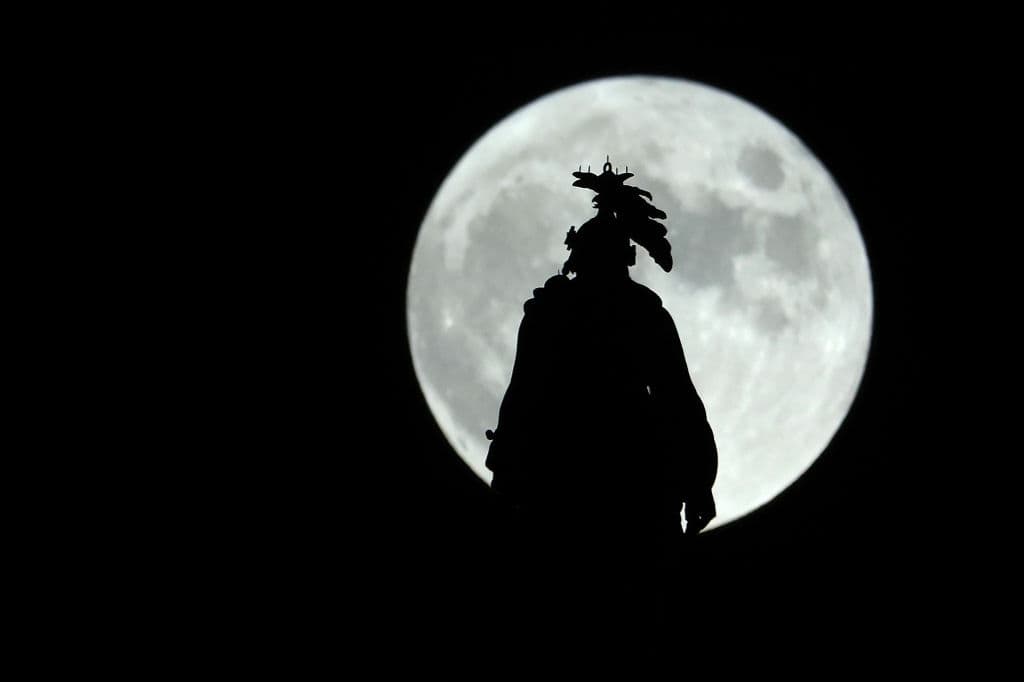 La 'Luna del cazador' vista detrás de la Estatua de la Libertad que corona la cúpula del Capitolio de Estados Unidos, en Washington DC.