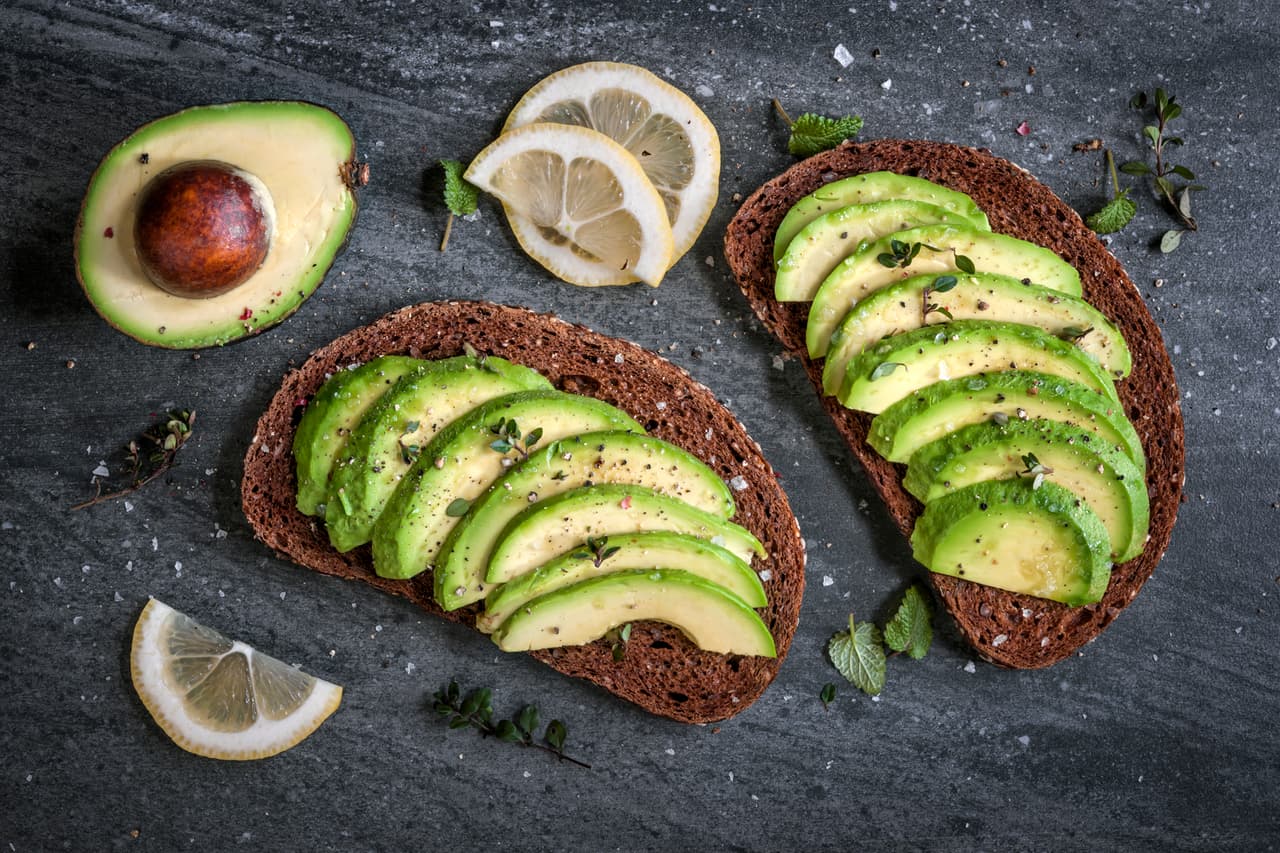 El aguacate posee un perfil y calidad de grasas muy parecido al de las aceitunas, resiste las altas temperaturas sin degradarse ni generar radicales libres y, tiene un perfil graso similar al aceite de oliva.