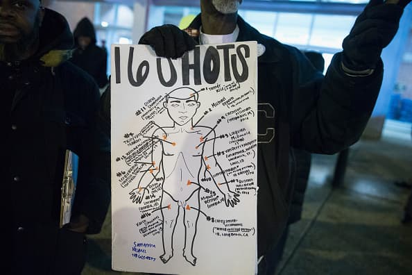 <b>En febrero del 2015.</b> Gracias una petición basada en la ley de libertad de información, Jamie Kalven, reportero freelance, obtiene el reporte de la autopsia de McDonald que sale publicado en 
<b><a href="https://invisible.institute/news/autopsy-of-laquan-mcdonald" target="_blank"> The Invisible Institute. </a></b> Kalven revela que McDonald recibió 16 impactos de bala y se habla acerca de la existencia de un video del tiroteo.