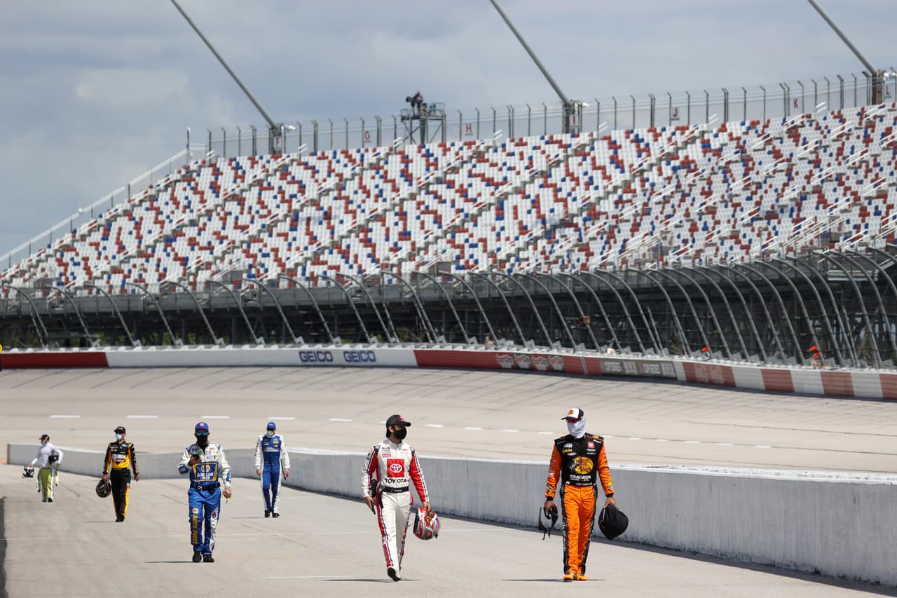 Tras 10 semanas de inactividad por el covid-19, la carrera del domingo se realizó sin contratiempos. Los organizadores de Nascar elaboraron un protocolo sanitario que fue aprobado por las autoridades de Carolina del Sur y Carolina del Norte, y tienen programadas siete carreras en los próximos 11 días.
<br>
