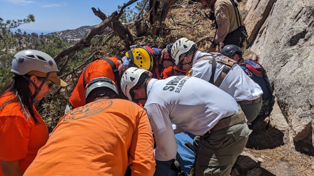Un equipo de rescate del departamento de sheriff del condado Pima y los bomberos de Mount Lemmon lograron estabilizarlo.