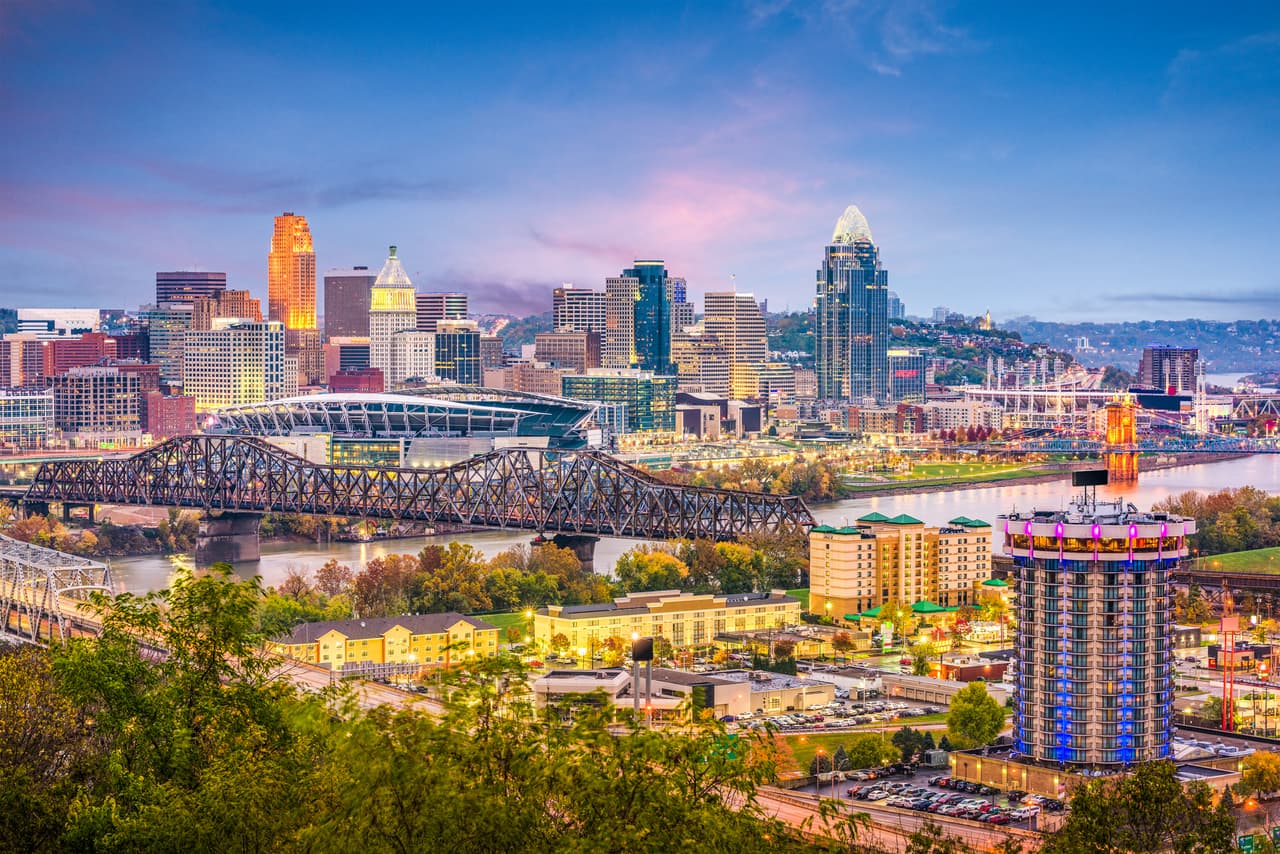 <h3 class="cms-H3-H3">5. Cincinnati, Ohio</h3>
<br>
<br>Los 1460 adultos (962 hombres y 498 mujeres) revelaron tres categorías de comportamientos a la hora de engañar a sus parejas: 
<b>comportamientos sexuales explícitos, tecnológicos y emocionales. </b>