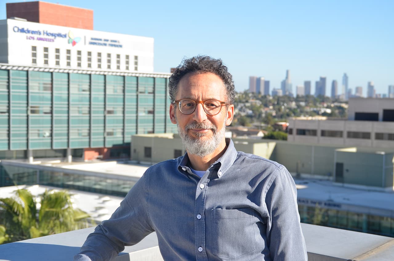 Michael Goran es director del Programa de Obesidad y Diabetes en el Hospital de Niños de Los Ángeles y el investigador principal del estudio HEROES. “Apoyo el impuesto a las gaseosas y las alertas en etiquetas como una forma de desalentar el consumo”, dijo Goran. “Pero no creo que solo con eso se logren resultados”.