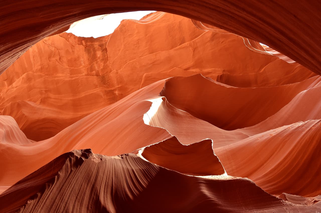 <b>Antelope Canyon</b>
<br>Un lugar con formaciones rocosas únicas que te dejarán maravillado, si tienes la oportunidad visita sus dos cañones, 
<b>“lower” y "upper”</b>, no te arrepentirás.