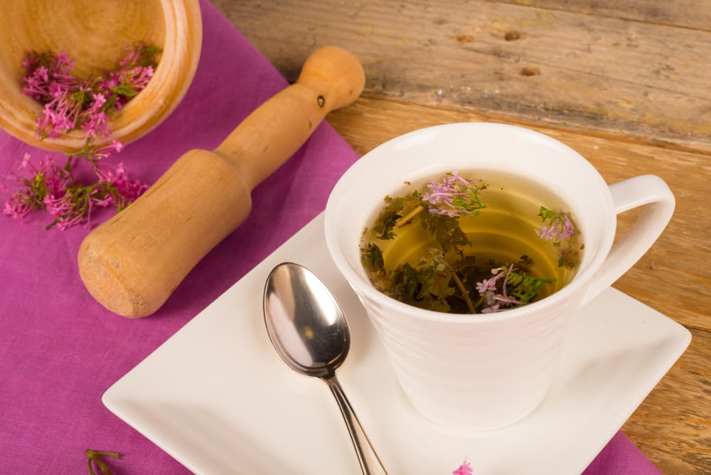 Toma unas cuantas flores y hojas de valeriana y ponlas a hervir en un litro de agua.