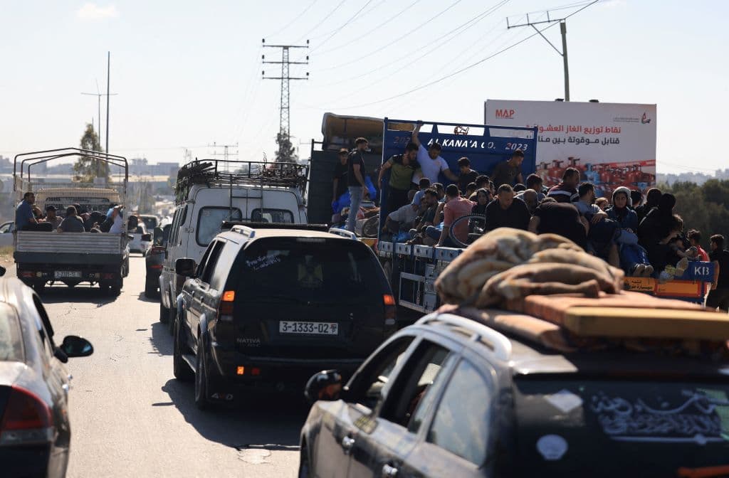 Aunque se formaron grandes líneas de carros, muchos palestinos decidieron también quedarse en la zona. Hamas instó a no abandonar el área.