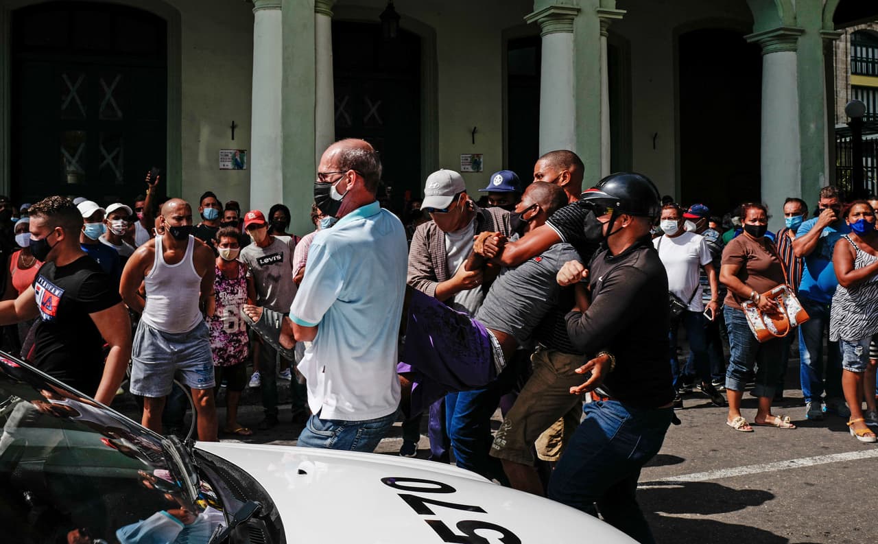 Este domingo 11 de julio explotaron protestas pacíficas espontáneas en varias provincias de Cuba, incluidas La Habana, Santiago de Cuba y Matanzas. Pero imágenes que llegan desde la isla muestran que la seguridad del régimen a reprimido a varios de los participantes.