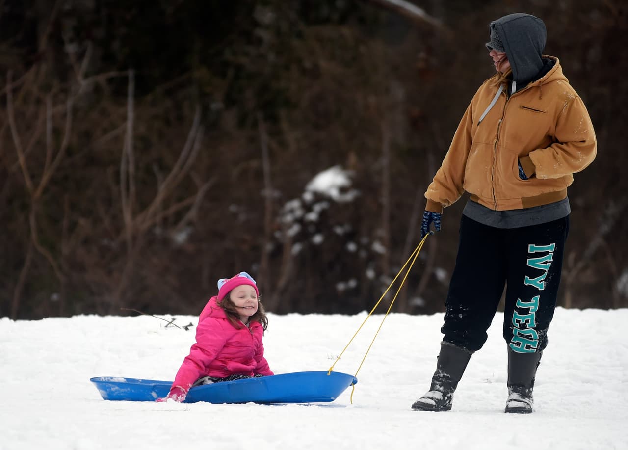 Jim Maxwell quita nieve de una acera en Franklin, Tennessee.