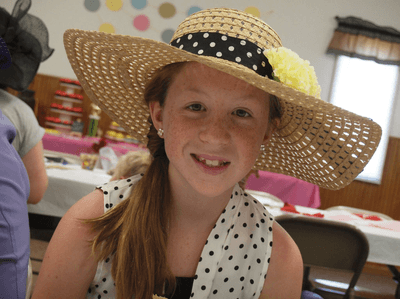 <h3 class="cms-H3-H3">Abigail Williams </h3>
<br>
<br>El 13 de febrero de 2017, esta niña de 13 años fue vista por última vez caminando con una amiga en el condado de Carroll, Indiana. Un día después, tras ser reportadas como desaparecidas, los cuerpos de ambas
<b> <a href="https://www.fbi.gov/wanted/seeking-info/abigail-williams" target="_blank">fueron descubiertos en un bosque. </a></b>
<br>
<br>Las autoridades han distribuido una foto de un hombre blanco con jeans azules, abrigo y sudadera con capucha observado en el área y 
<b>se cree que la persona es la principal sospechosa de estar involucrada en el par de asesinatos. </b>
<br>