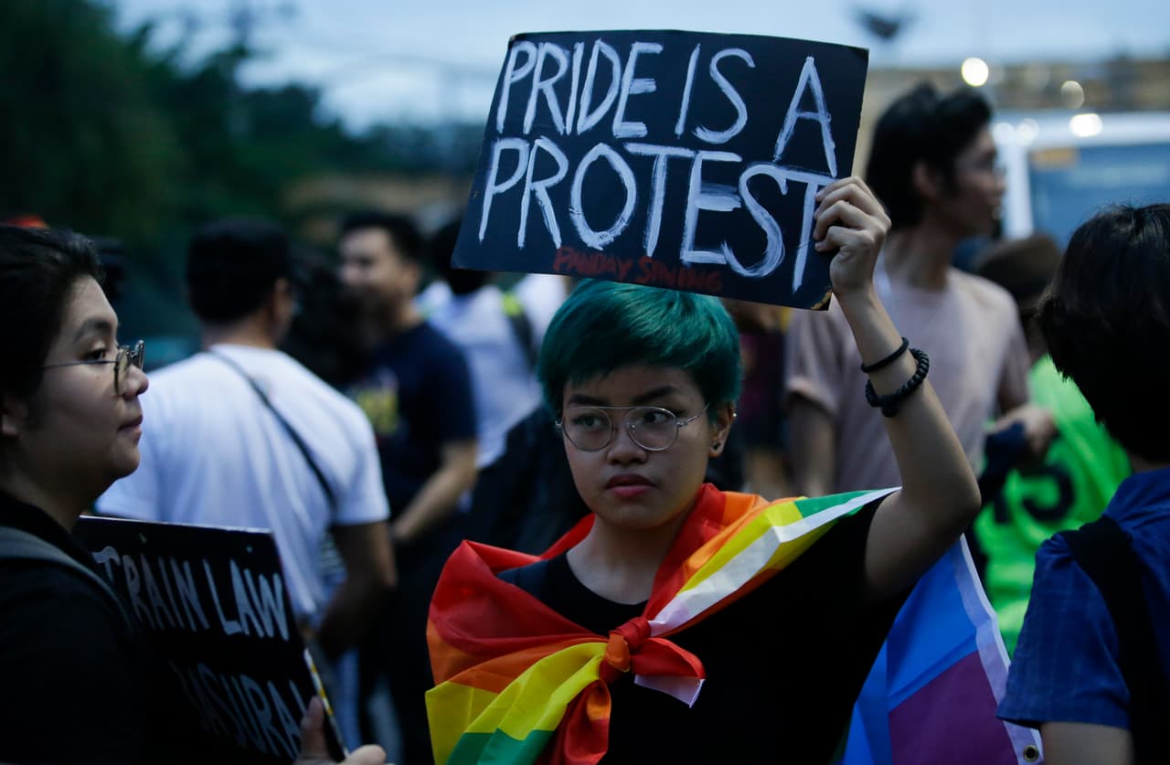 Estos 50 años de Stonewall han sido el momento perfecto de muchos grupos para reavivar el carácter de protesta de esta fecha y criticar las ya tradicionales fiestas del orgullo, que se han vuelto cada vez más comerciales y carnavalescas, mientras en muchos países se sigue criminalizando la homosexualidad y los crímenes tránsfobos y homófobos siguen ocurriendo en todo el mundo. En la imagen, una activista del orgullo en Filipinas.